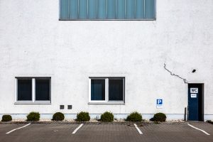 Leerer Parkplatz vor einem Bürogebäude im Industriegebiet Rheinau in Mannheim